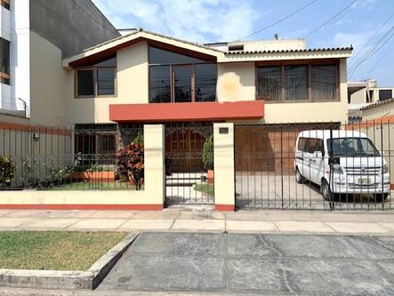 5 Cuartos, 330 m² – CASA EN VENTA - ID 204555